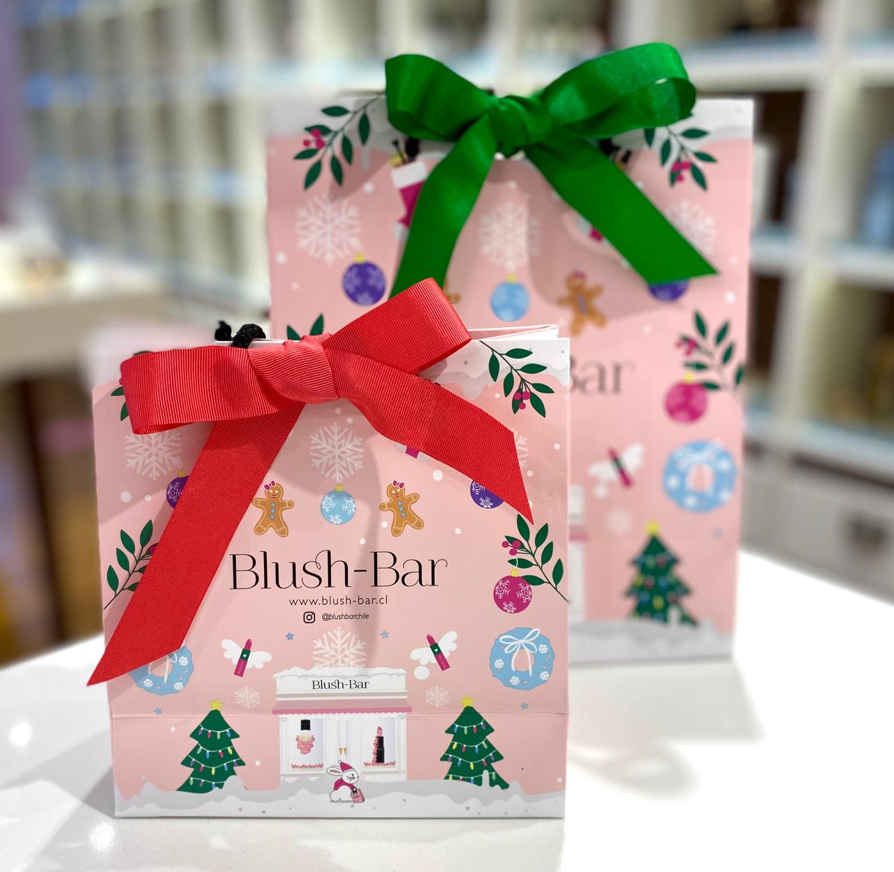 Nuestra icónica Bolsa Rosada BlushBar se viste de Navidad! FROM THE MAKEUP ROOM